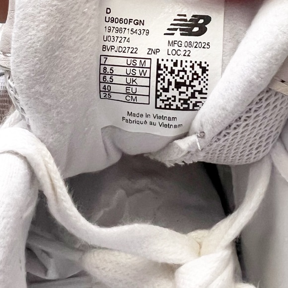 New Balance 9060 Gray 8.5 women’s - Picture 7 of 8